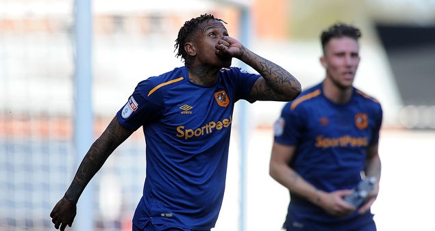 abel_hernandez_of_hull_cityl_celebrates_as_he_scores_his_sides_f_763842